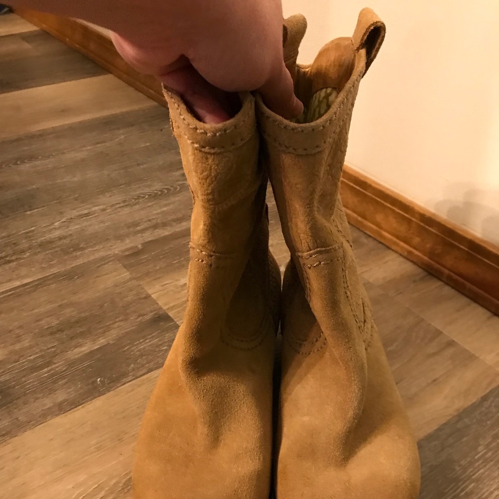 Fossil Boots